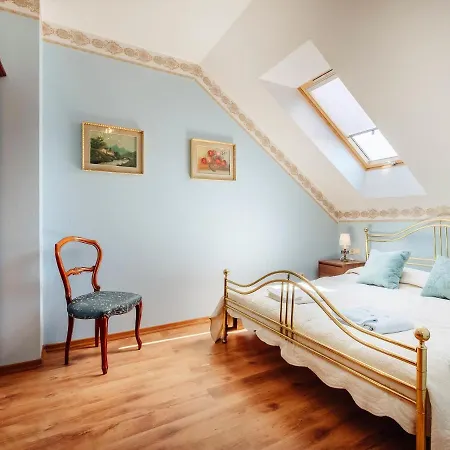 Nicolo Alloggio in famiglia